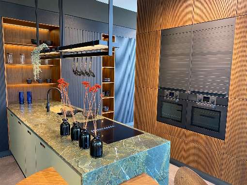 Bilder 2-4: Furnier ist eines der wichtigsten Oberflchenmaterialien bei den individuellen und hochmodernen Kchen des Unternehmens. Fotos: IFN
